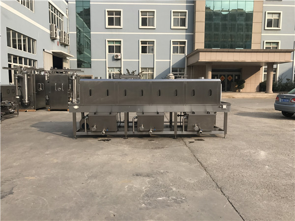 果蔬周轉(zhuǎn)筐清洗機，采用304不銹鋼，易拆裝